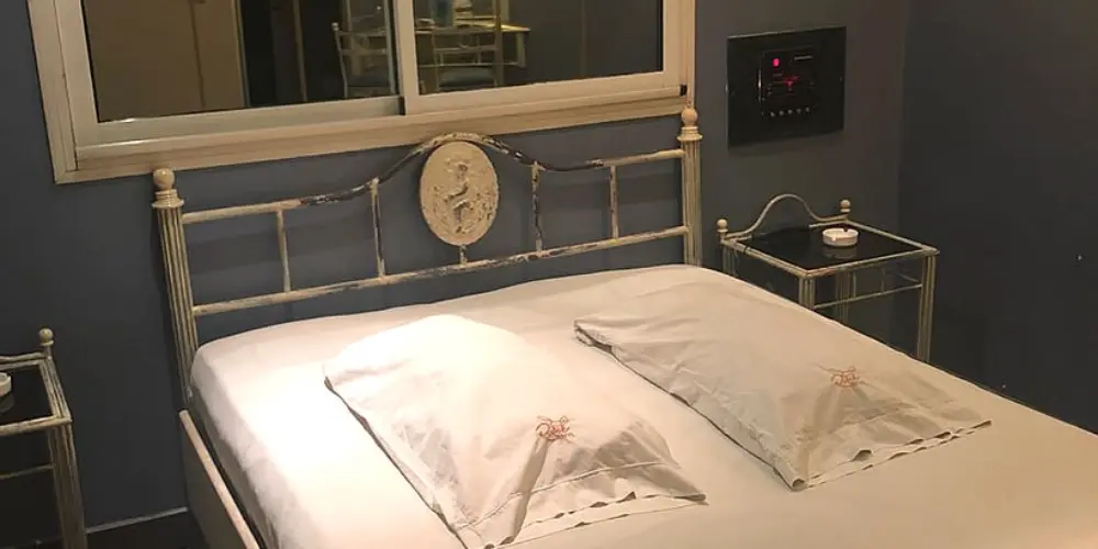 Habitación con ambientación romántica y luces LED en telo Origen