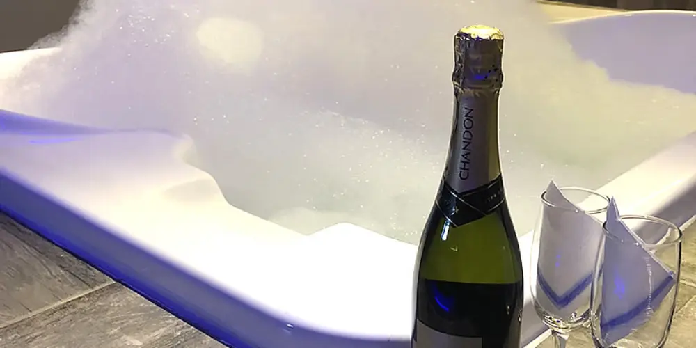 Baño privado con hidromasaje y espejo en Hotel Origen Constitución