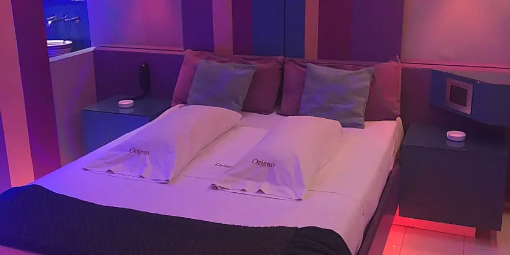 Habitación discreta con iluminación ambiental en albergue Origen Constitución