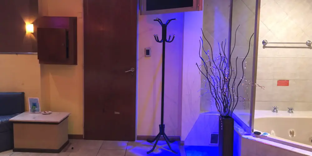 Cama king size en habitación íntima del Hotel Origen Constitución