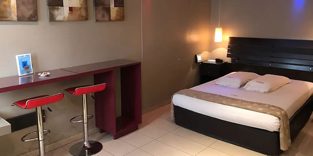 Telo Origen con decoración sensual y espejo de techo en Constitución