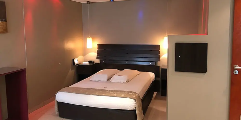 Jacuzzi climatizado en suite privada del albergue Origen Constitución