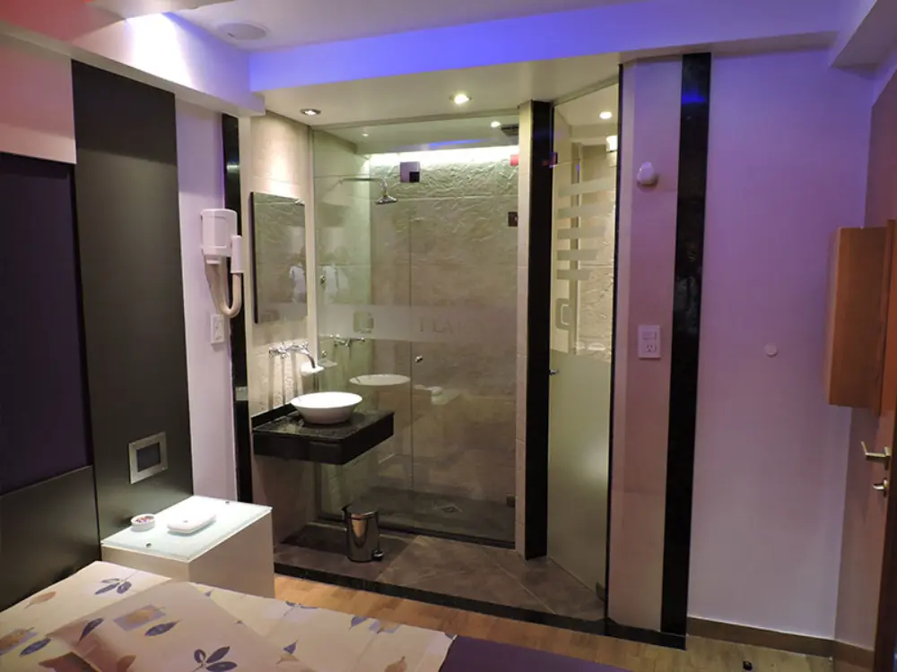 Suite Neo iluminada para parejas en Hotel Platino Caballito