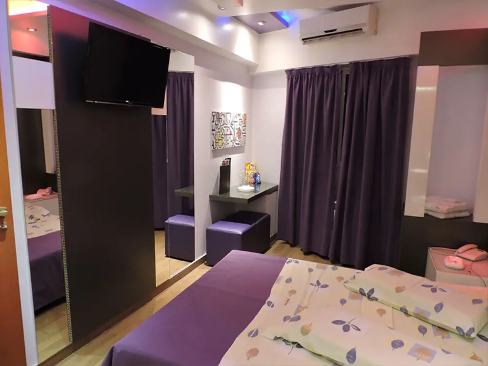 Jacuzzi con luces LED en habitación del Hotel Platino