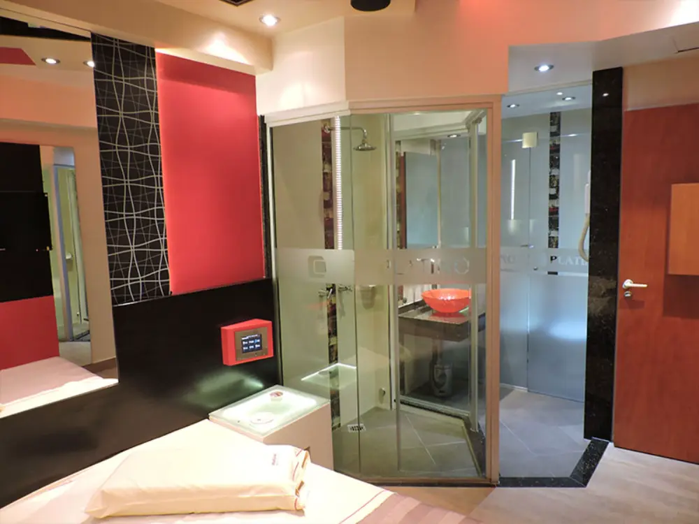 Suite estilo Neo con espejo en techo en Hotel Platino