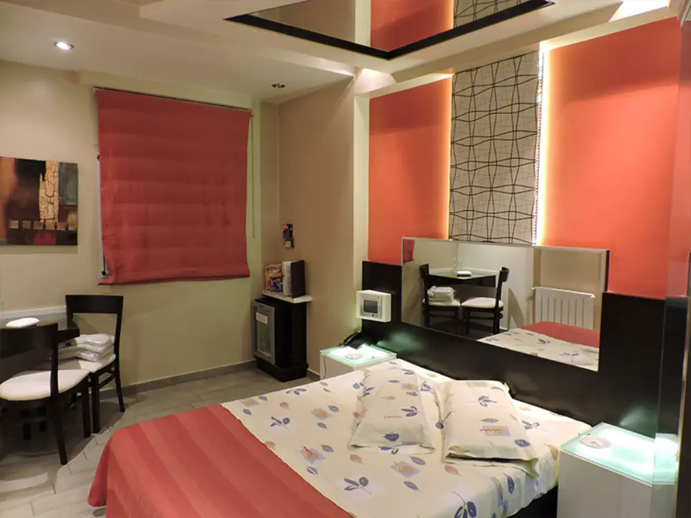 Decoración erótica en suite del albergue Platino Caballito