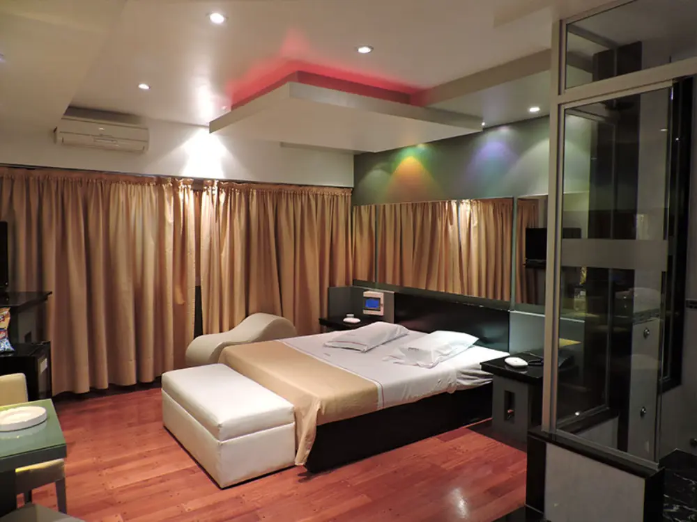 Diseño moderno y luces tenues en suite Platino Caballito