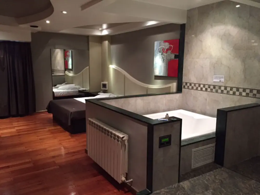 Baño con hidromasaje privado en albergue transitorio Platino