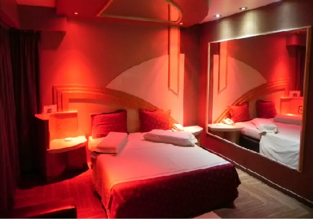 Baño privado con hidromasaje y luz tenue en albergue Plus Constitución