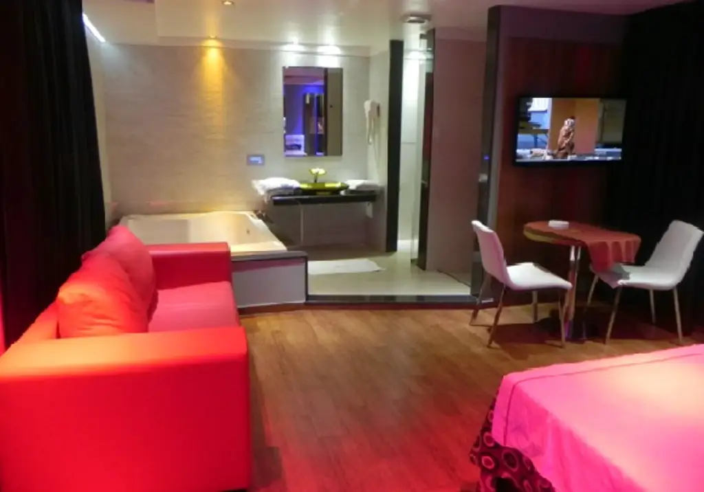 Baño elegante con hidromasaje en albergue transitorio Plus Constitución