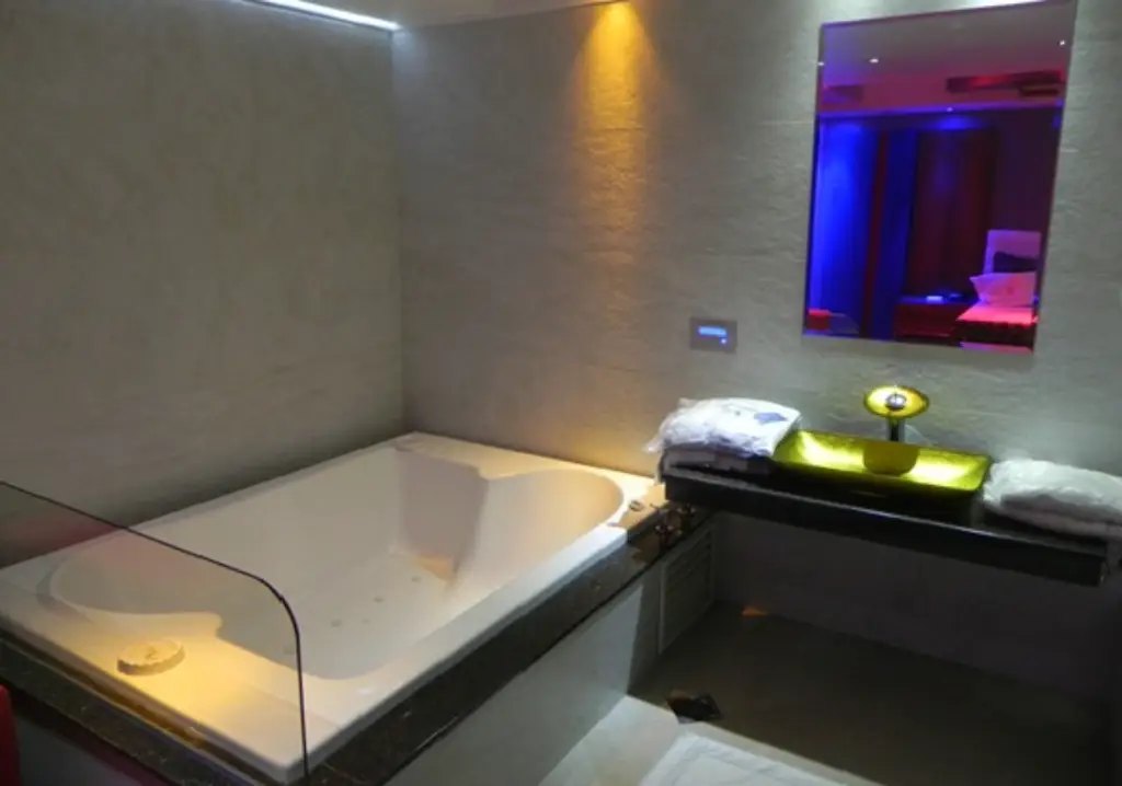 Suite temática con espejo de techo y cama king en Hotel Plus Constitución