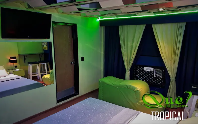 Habitación Party Room con espejo y LED en albergue Qué Belgrano