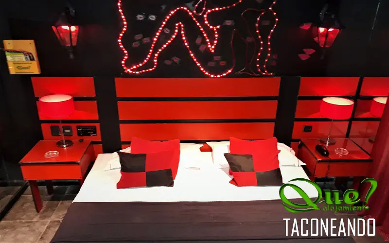 Suite con cama redonda y estilo moderno en hotel Qué de Belgrano