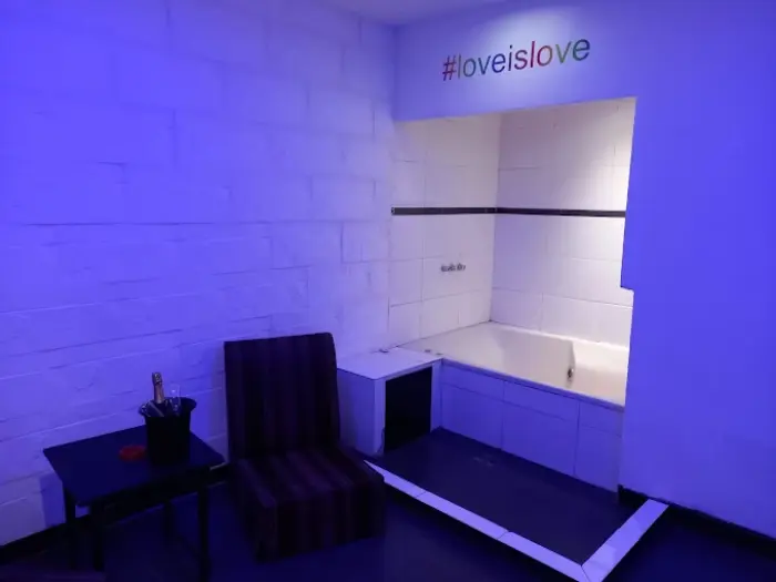 Baño moderno con hidromasaje en albergue transitorio Salta Constitución