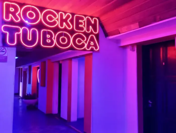 Suite minimalista con cama queen y luces LED en Hotel Salta Constitución