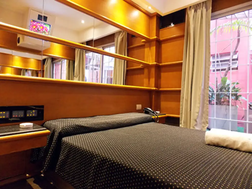 Habitación íntima con cochera privada en Constitución