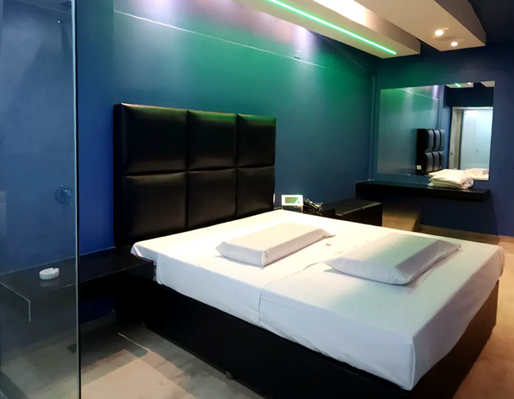 Suite con TV LED y ambientación moderna en Tu y Yo Flores