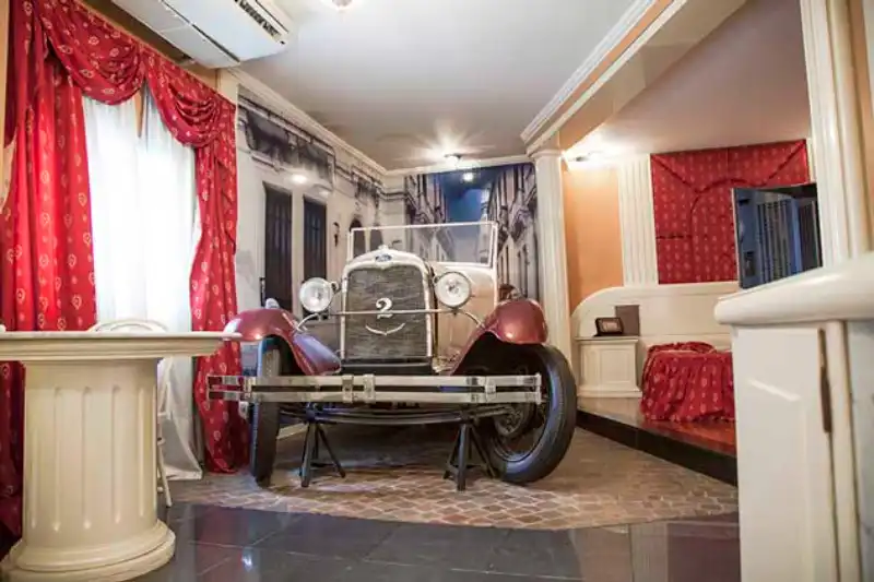 Albergue transitorio Valentino en Microcentro con cama king y espejo