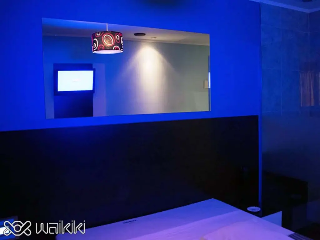 Estilo vanguardista y ambiente erótico en habitación por horas