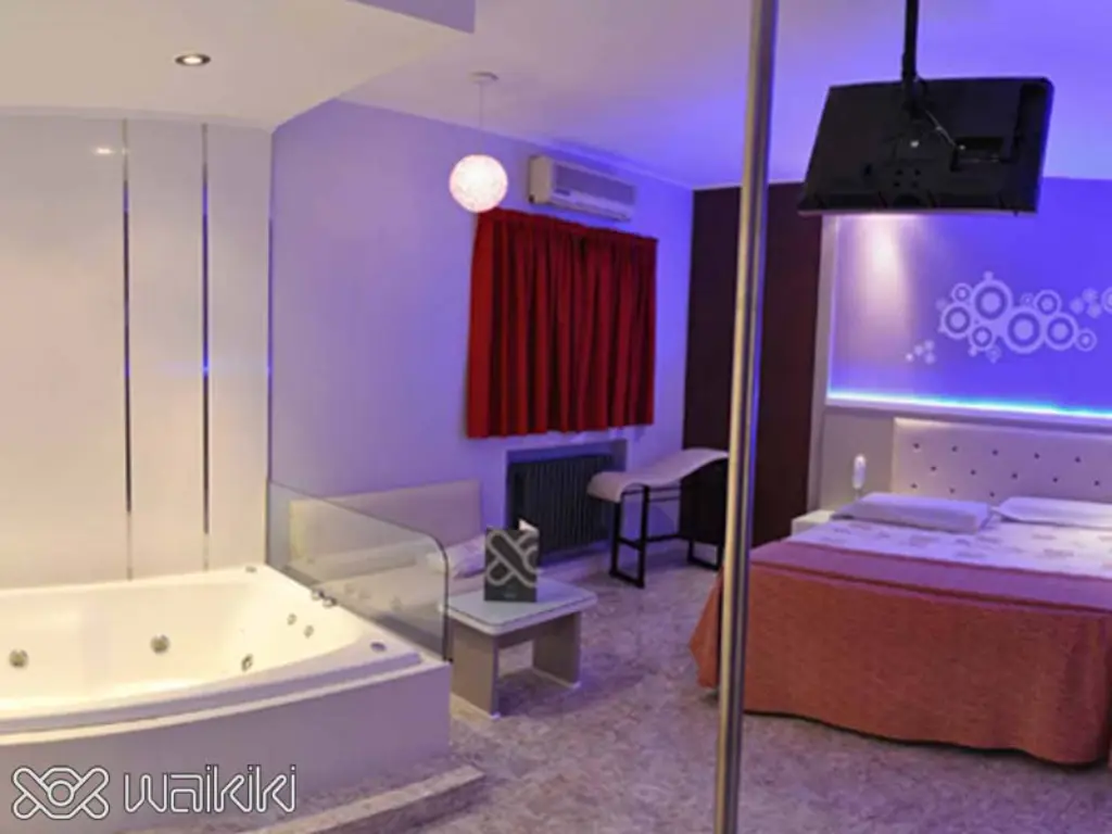 Jacuzzi redondo con decoración elegante en telo Waikiki
