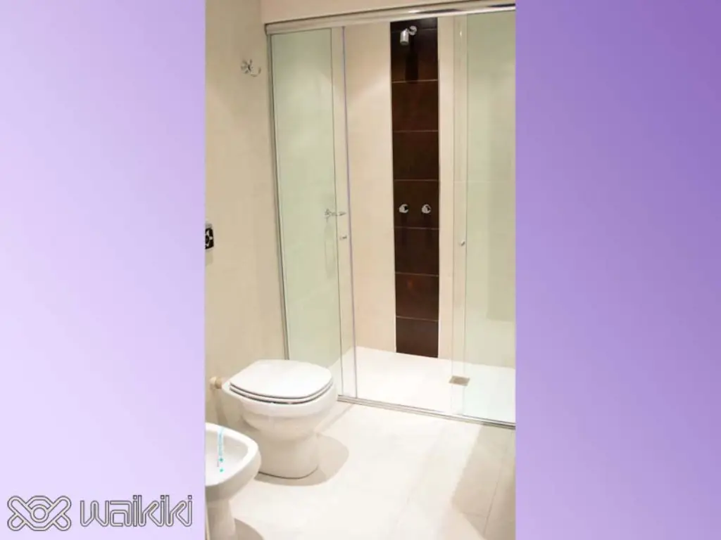 Estética provocadora en habitación privada del albergue Waikiki