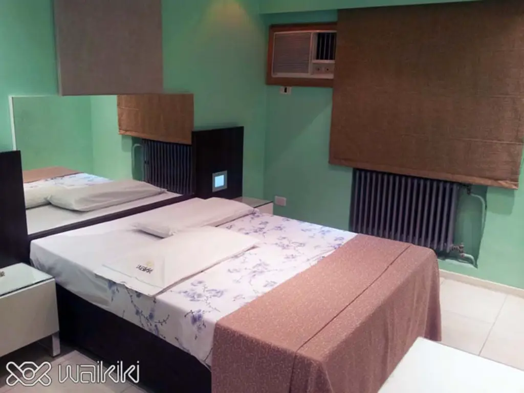 Cama king con cortinas oscuras en suite con ambiente íntimo