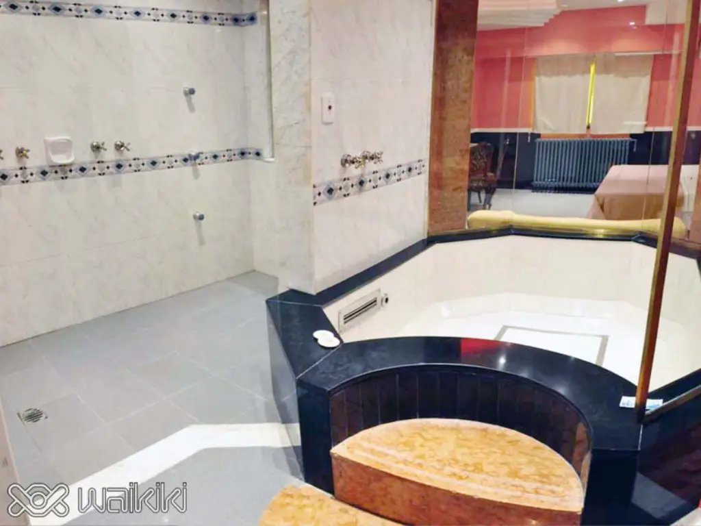 Luces cálidas y diseño romántico en el telo Waikiki