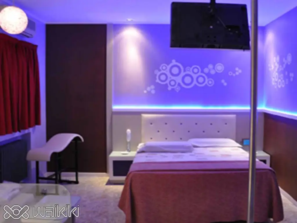 Jacuzzi de diseño en hotel discreto para encuentros