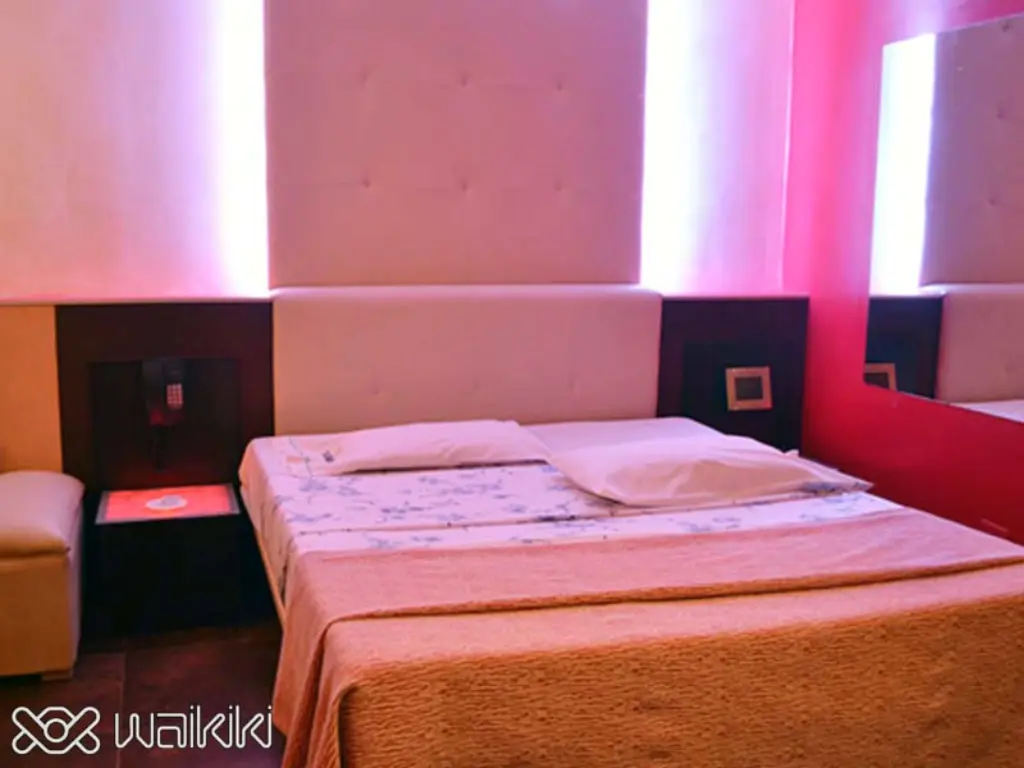 Bañera redonda en suite temática del telo Waikiki