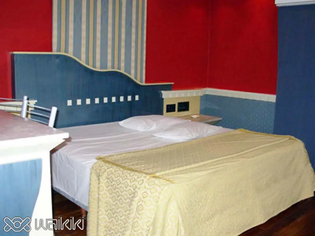 Diseño moderno con iluminación tenue en habitación para parejas