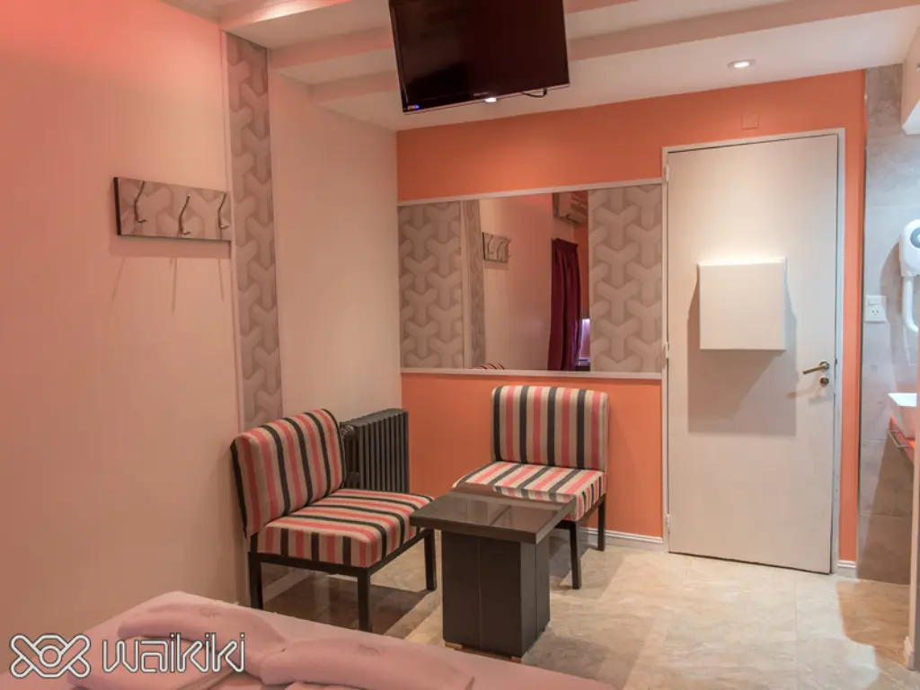 Cama king con decoración sensual en hotel por horas, Caballito