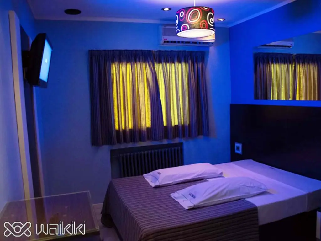 Suite con luces tenues, ideal para escapadas románticas en Waikiki