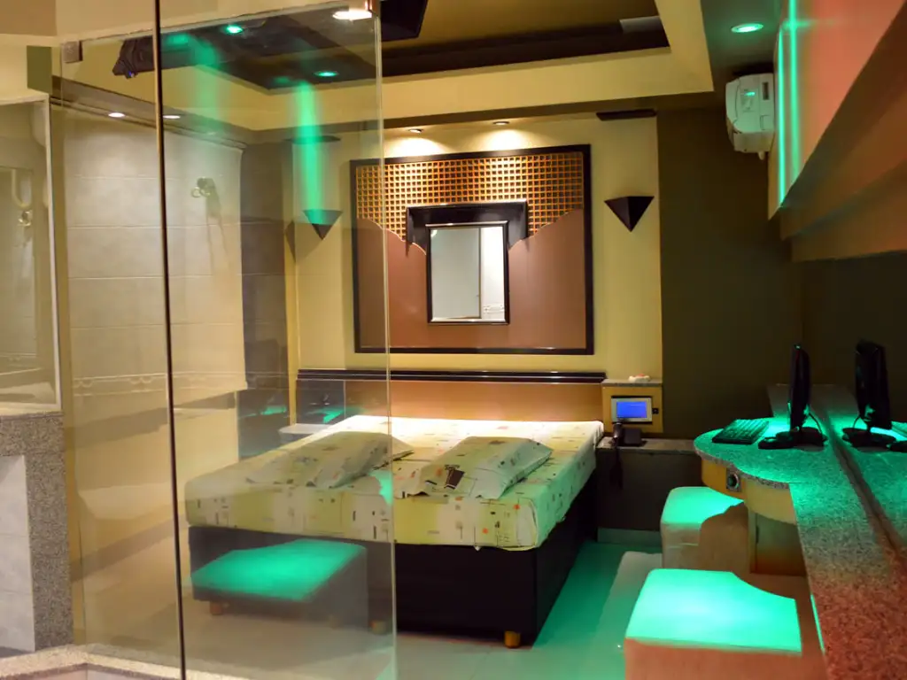 Hotel Zeta en Villa Urquiza con cochera privada y suite discreta