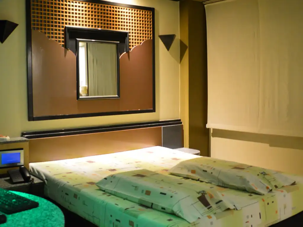 Cochera cerrada y suite discreta en hotel Zeta Villa Urquiza