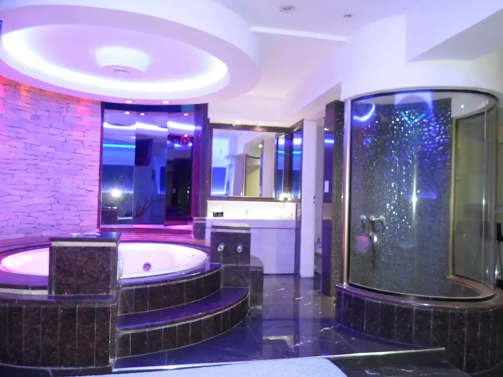 Cochera cerrada y ambiente íntimo en telo, hotel y albergue transitorio Classic en Don Torcuato