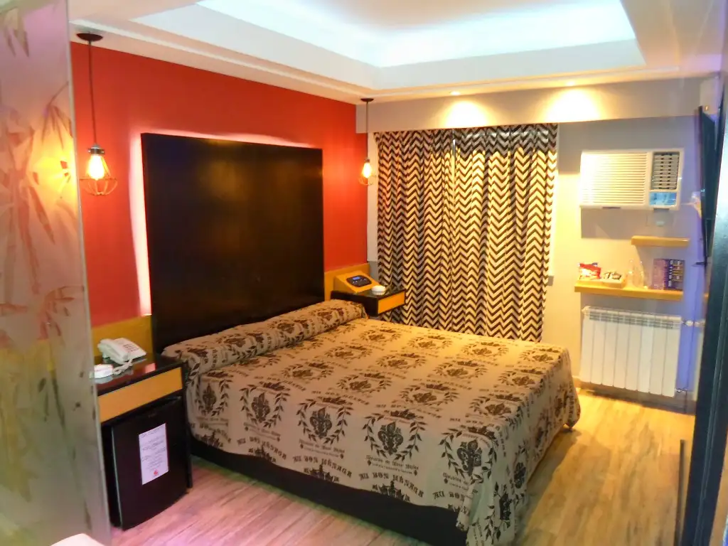 Habitación elegante con TV y frigobar en hotel, telo y albergue transitorio Classic en Don Torcuato