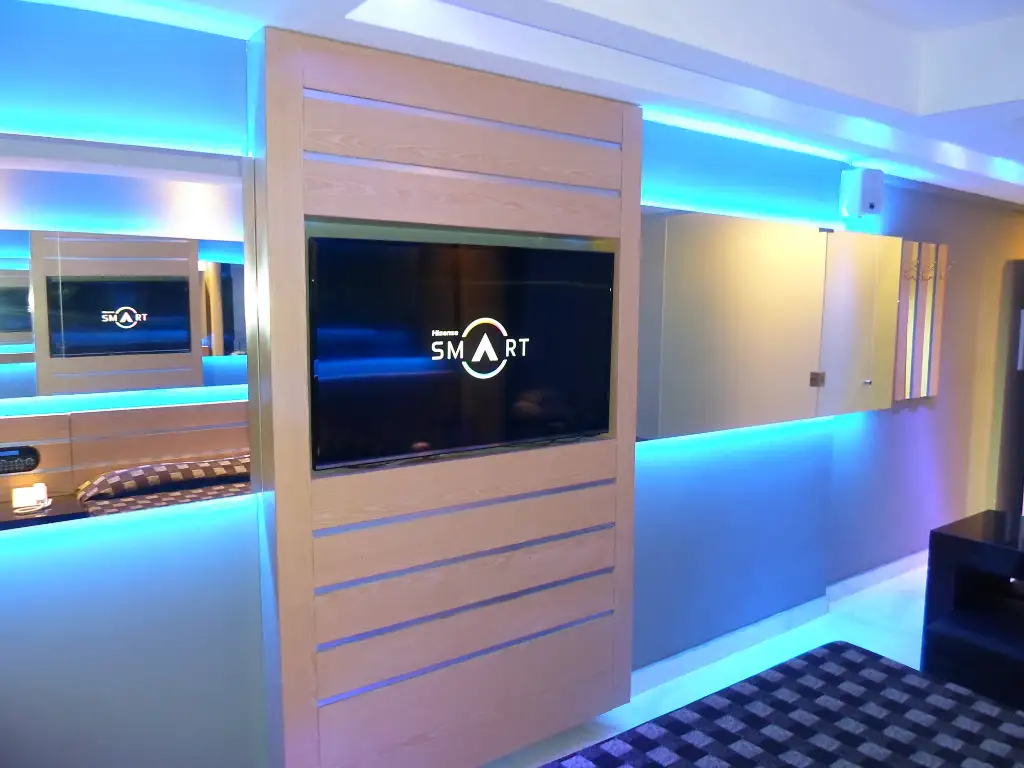 Habitación elegante con TV y frigobar en hotel, telo y albergue transitorio Classic en Don Torcuato