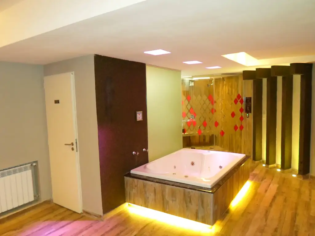 Cochera cerrada y ambiente íntimo en telo, hotel y albergue transitorio Classic en Don Torcuato