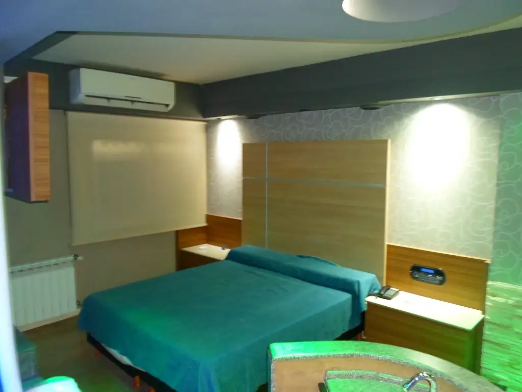 Habitación elegante con TV y frigobar en Don Torcuato