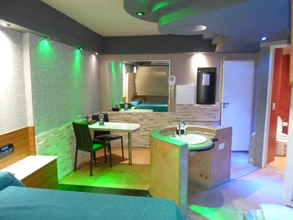 Cochera cerrada y ambiente íntimo en telo, hotel y albergue transitorio Classic en Don Torcuato