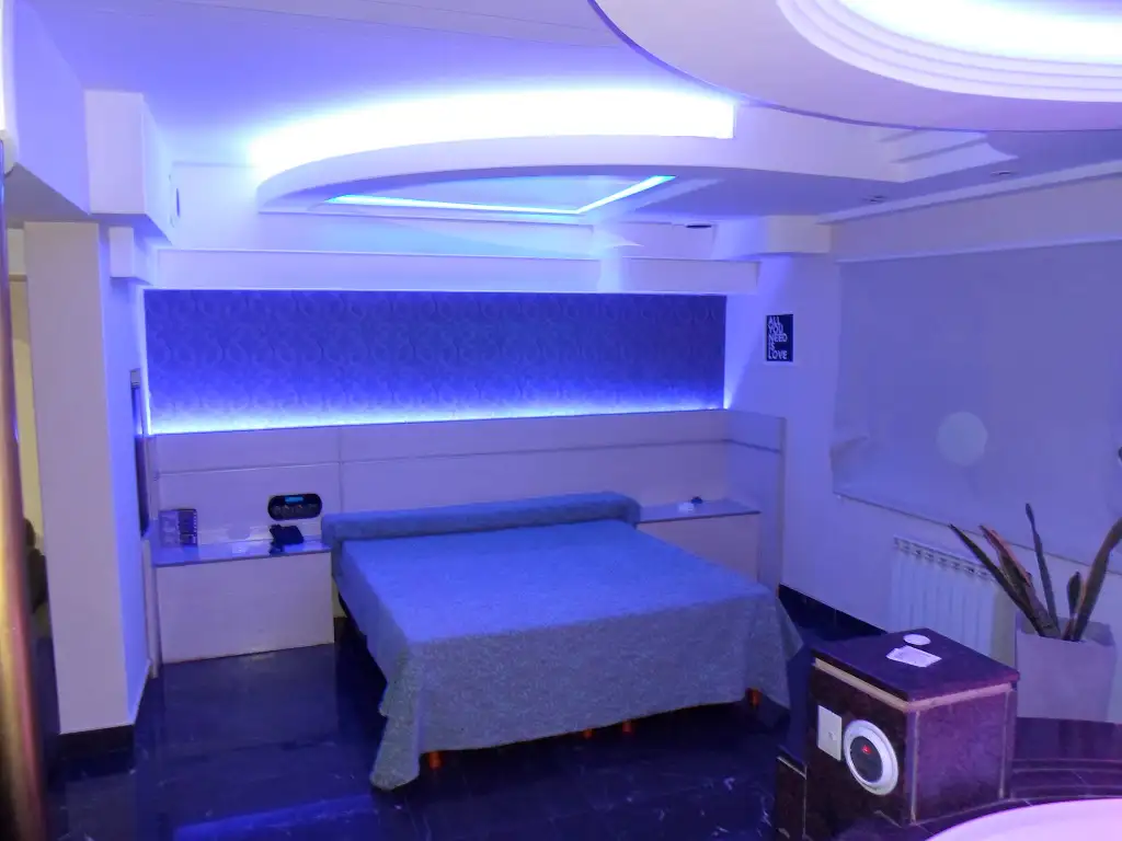 Habitación elegante con TV y frigobar en hotel, telo y albergue transitorio Classic en Don Torcuato