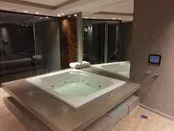 Suite Thymus con hidromasaje y decoración sofisticada en San Isidro