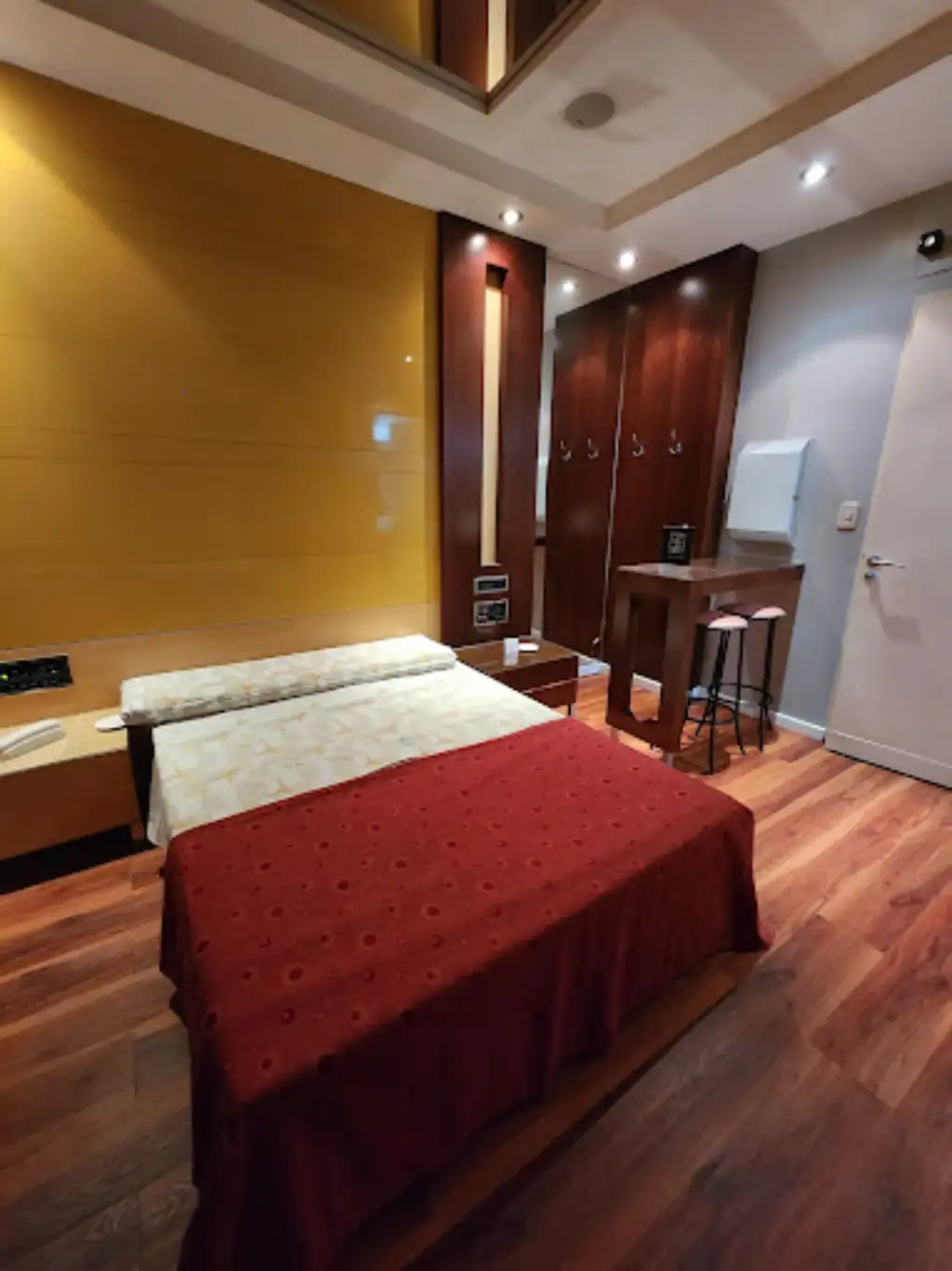 Habitación íntima con cochera privada en Don Torcuato