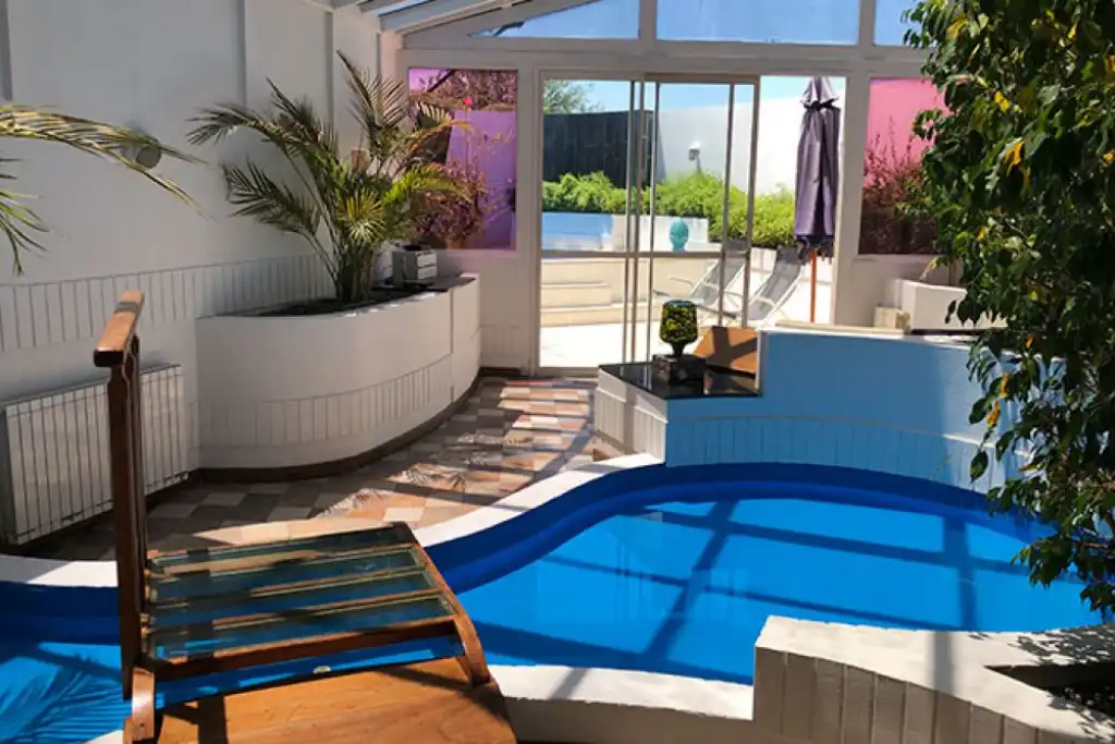 Piscina y solárium del hotel, telo y albergue transitorio Magnus en Don Torcuato