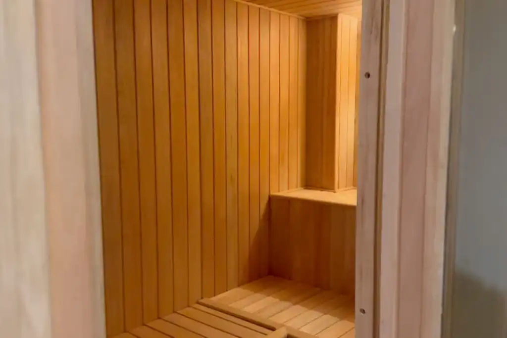 Piscina y solárium del hotel, telo y albergue transitorio Magnus en Don Torcuato