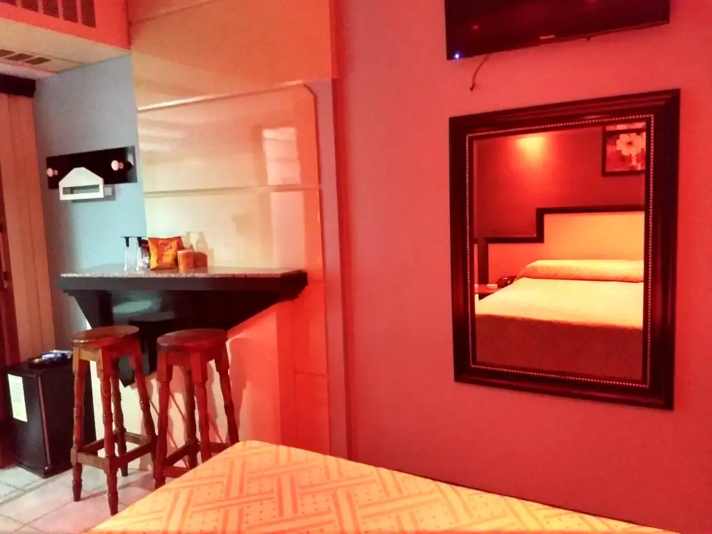 Cochera cerrada y ambiente íntimo en hotel, telo y albergue transitorio Moeris en El Talar