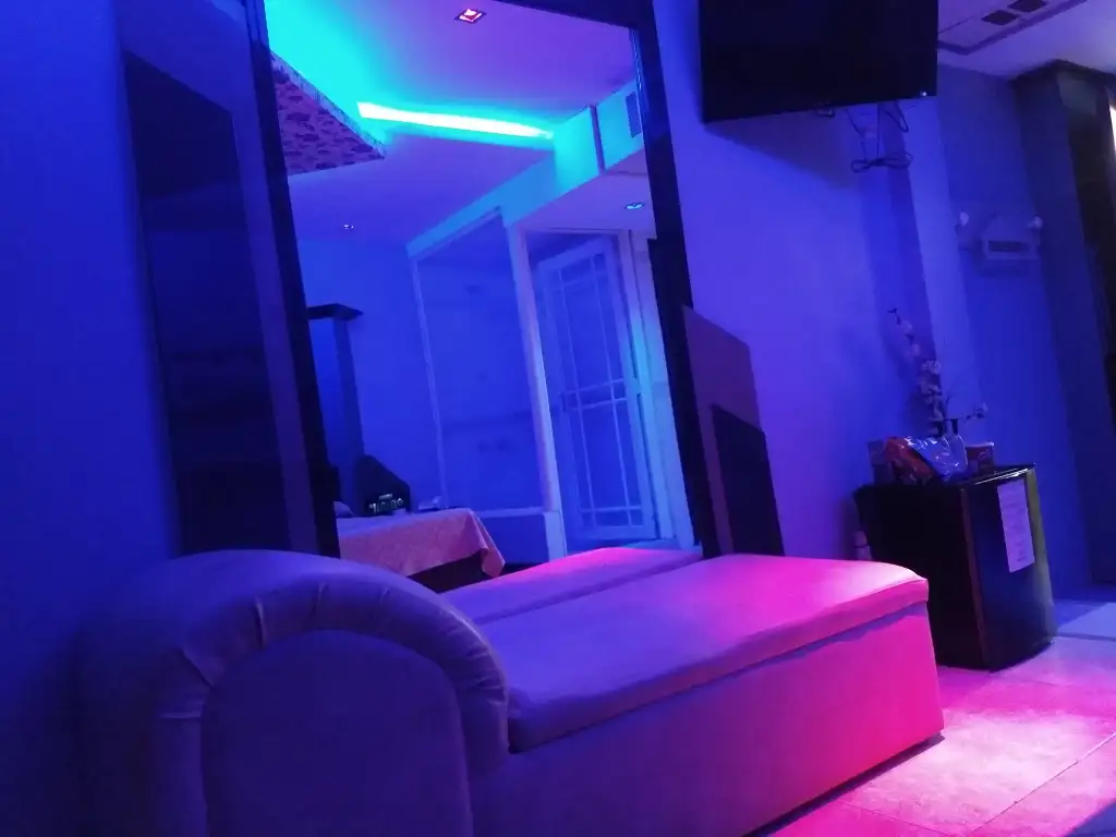 Habitación elegante con TV en telo, hotel y albergue transitorio Moeris en El Talar