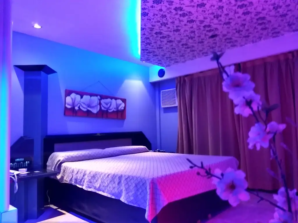 Cochera cerrada y ambiente íntimo en hotel, telo y albergue transitorio Moeris en El Talar