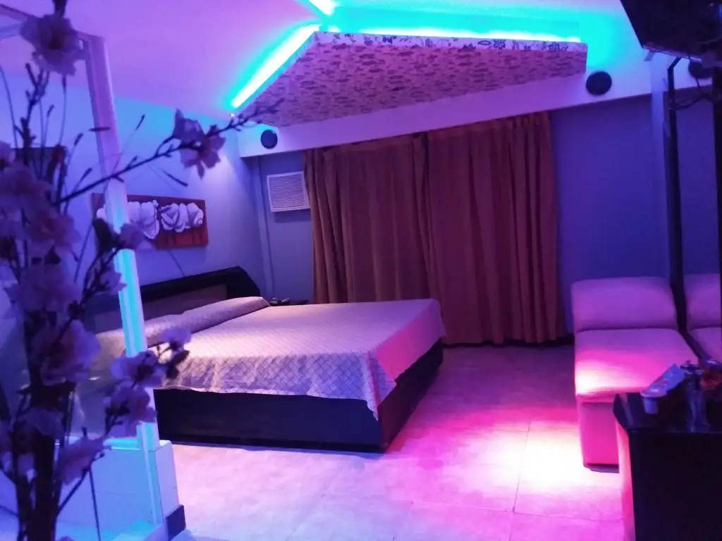 Habitación elegante con TV en telo, hotel y albergue transitorio Moeris en El Talar