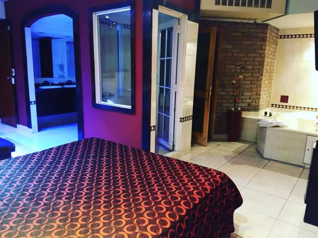 Suite temática para parejas en hotel, telo y albergue transitorio Moeris en El Talar